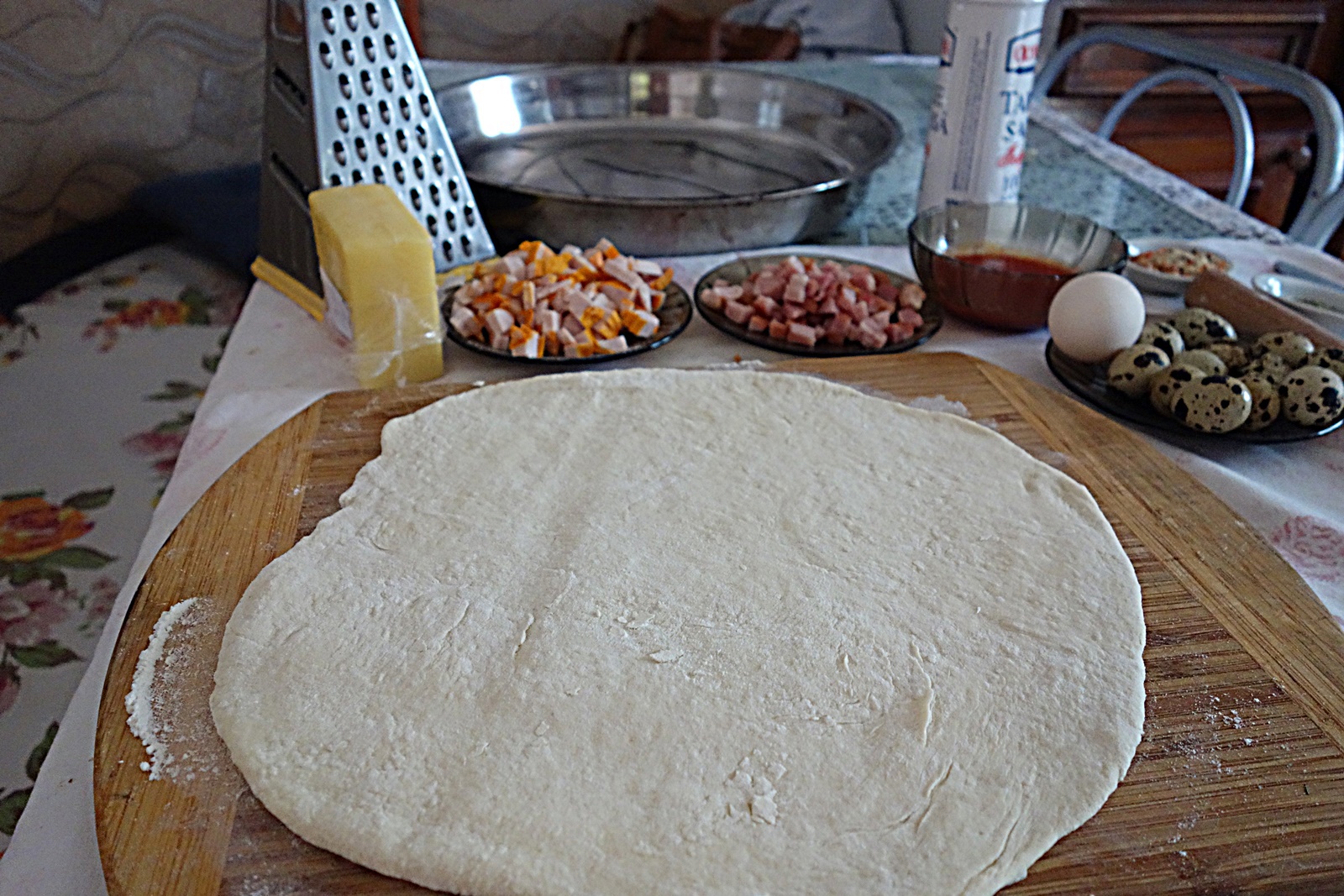 Pizza cu oua de prepelita