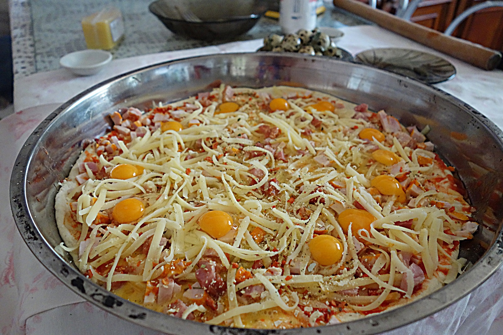 Pizza cu oua de prepelita