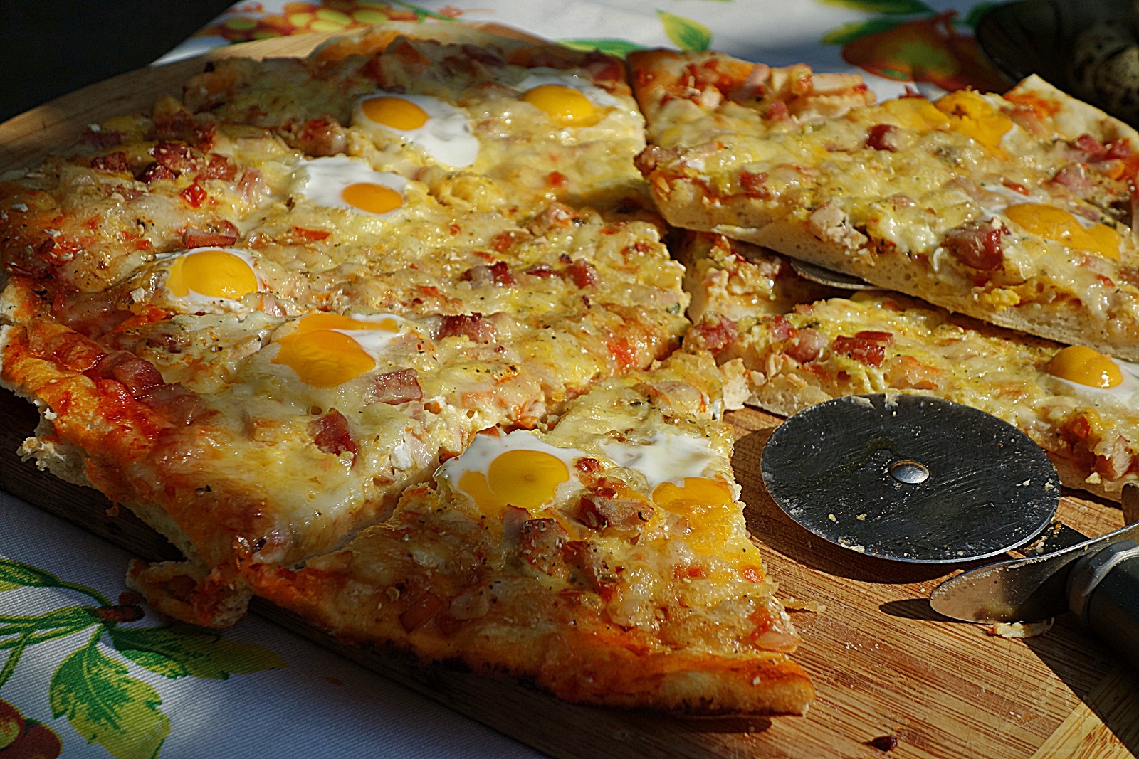 Pizza cu oua de prepelita