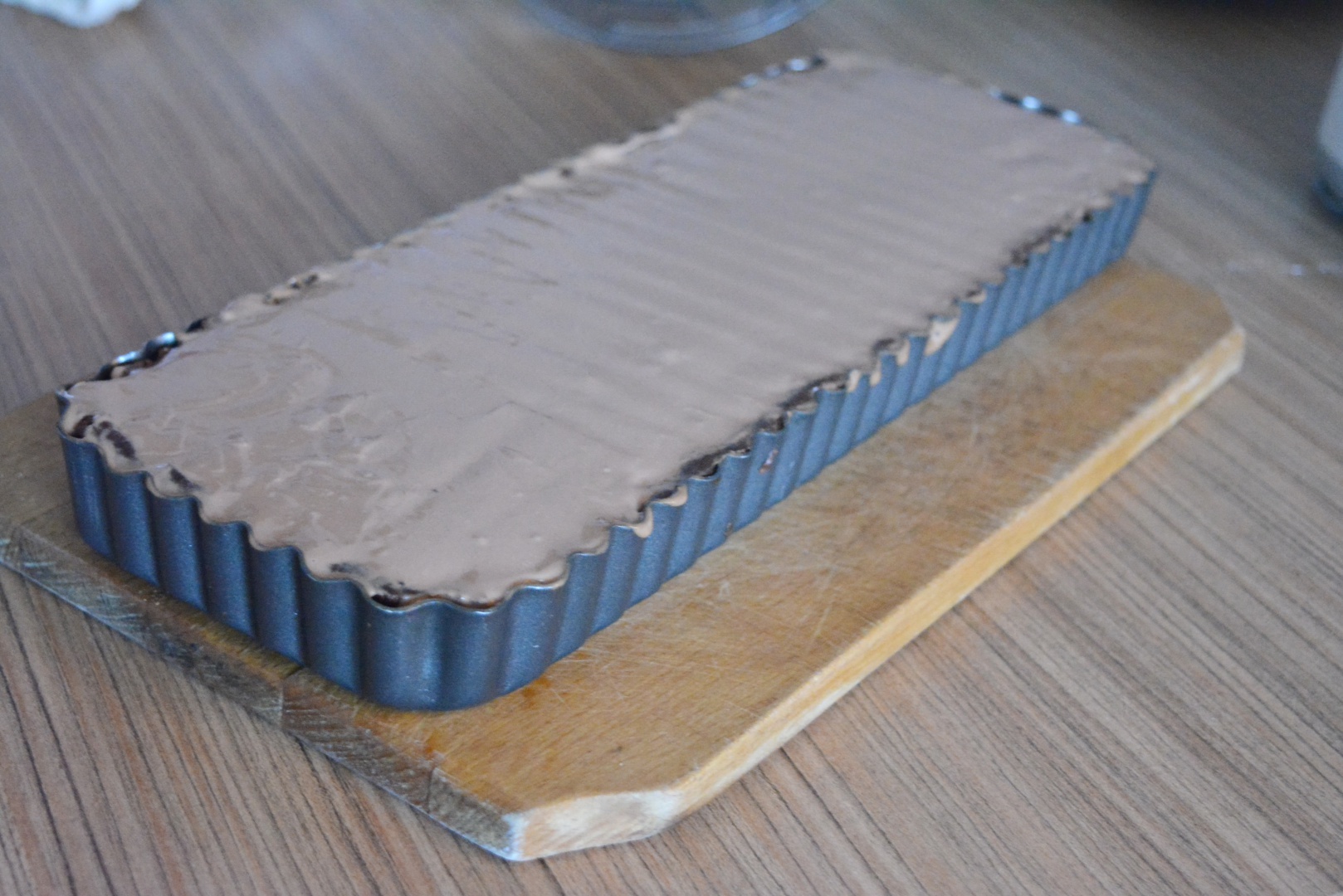 Cheesecake cu ciocolata, bezea rosie si coulis de zmeura