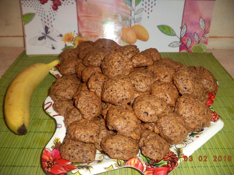 Cookies cu banane, unt de arahide si fulgi de ciocolata