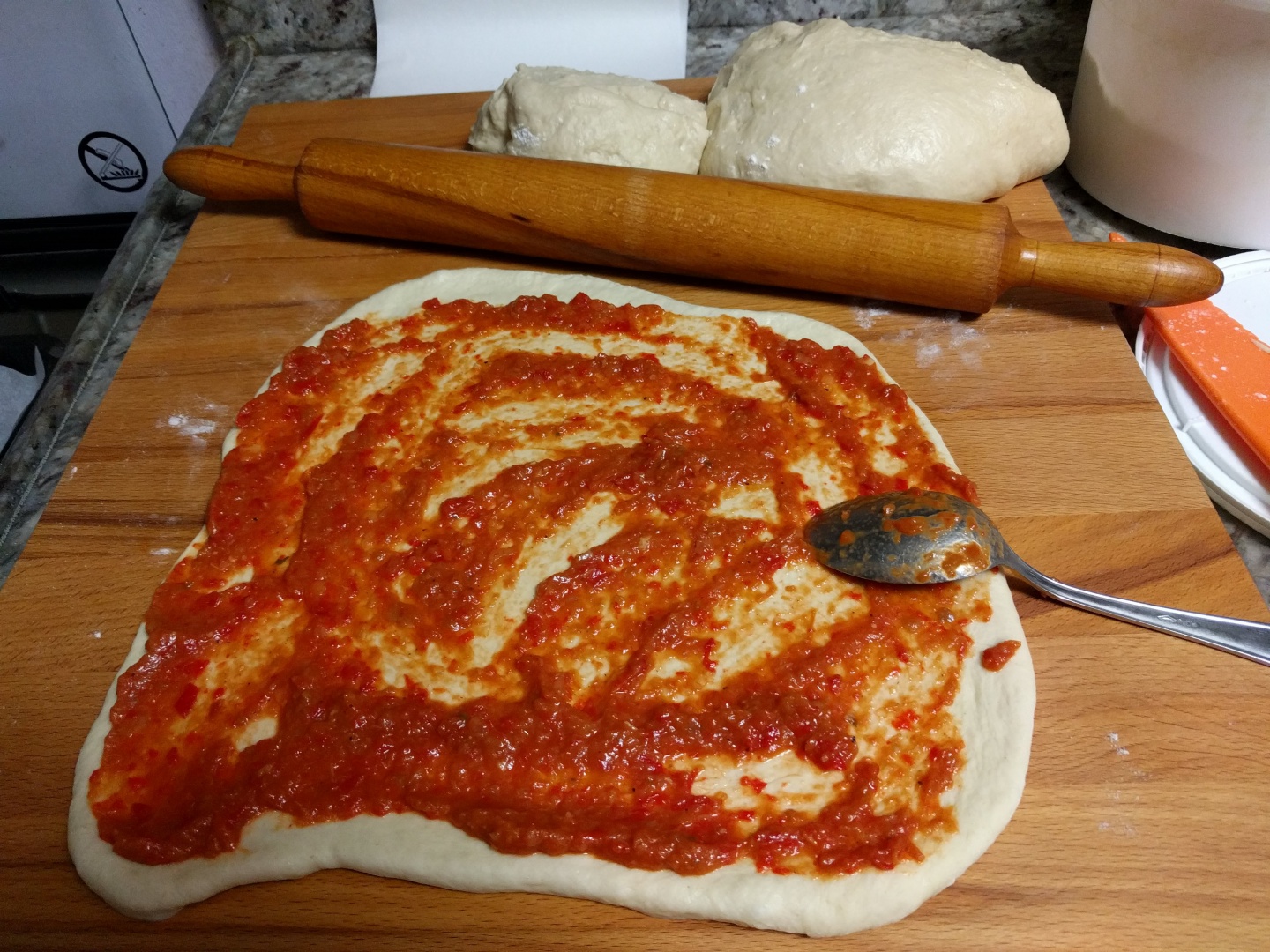 Rulouri de pita cu zacusca si branza galbena