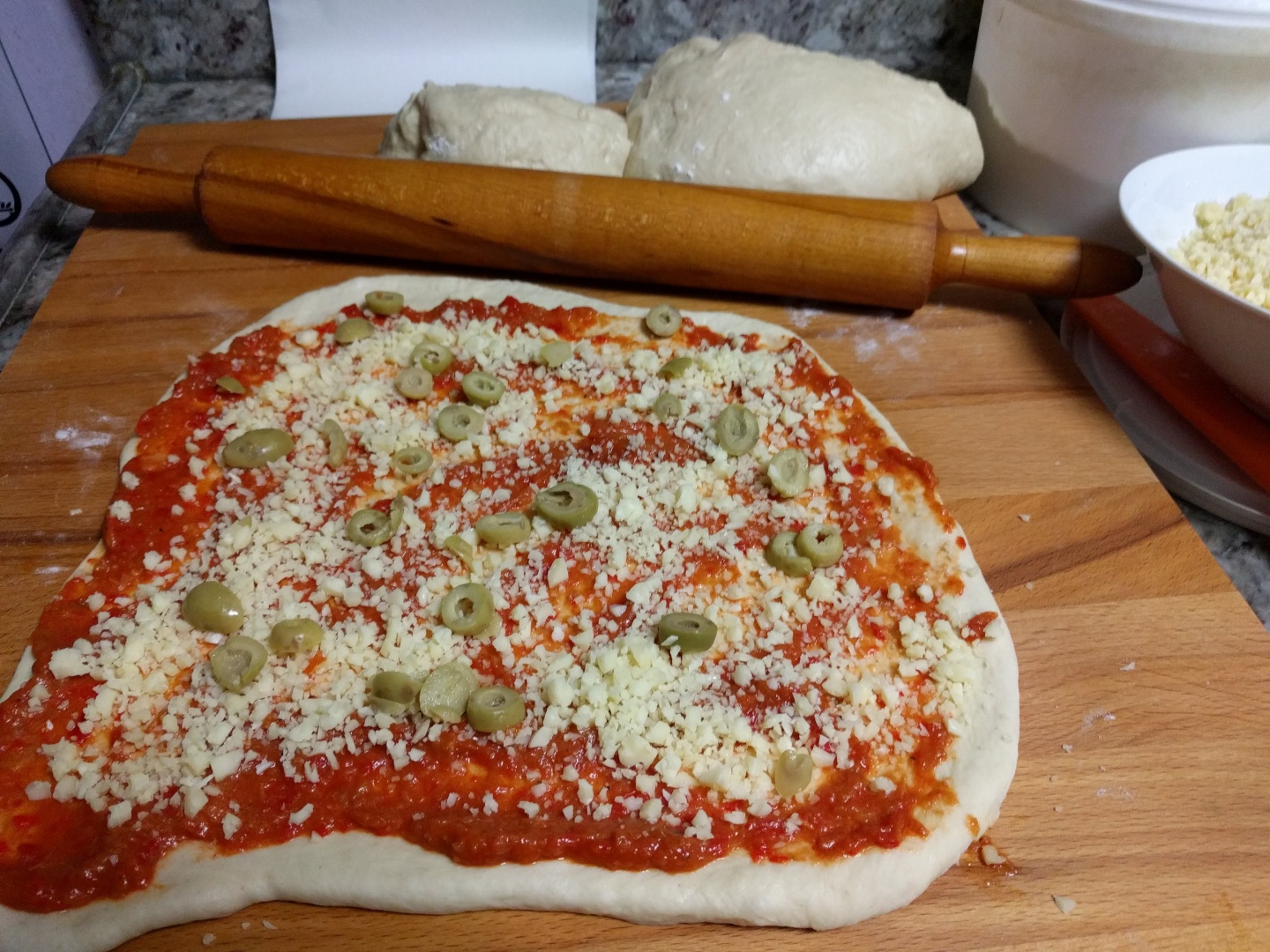 Rulouri de pita cu zacusca si branza galbena