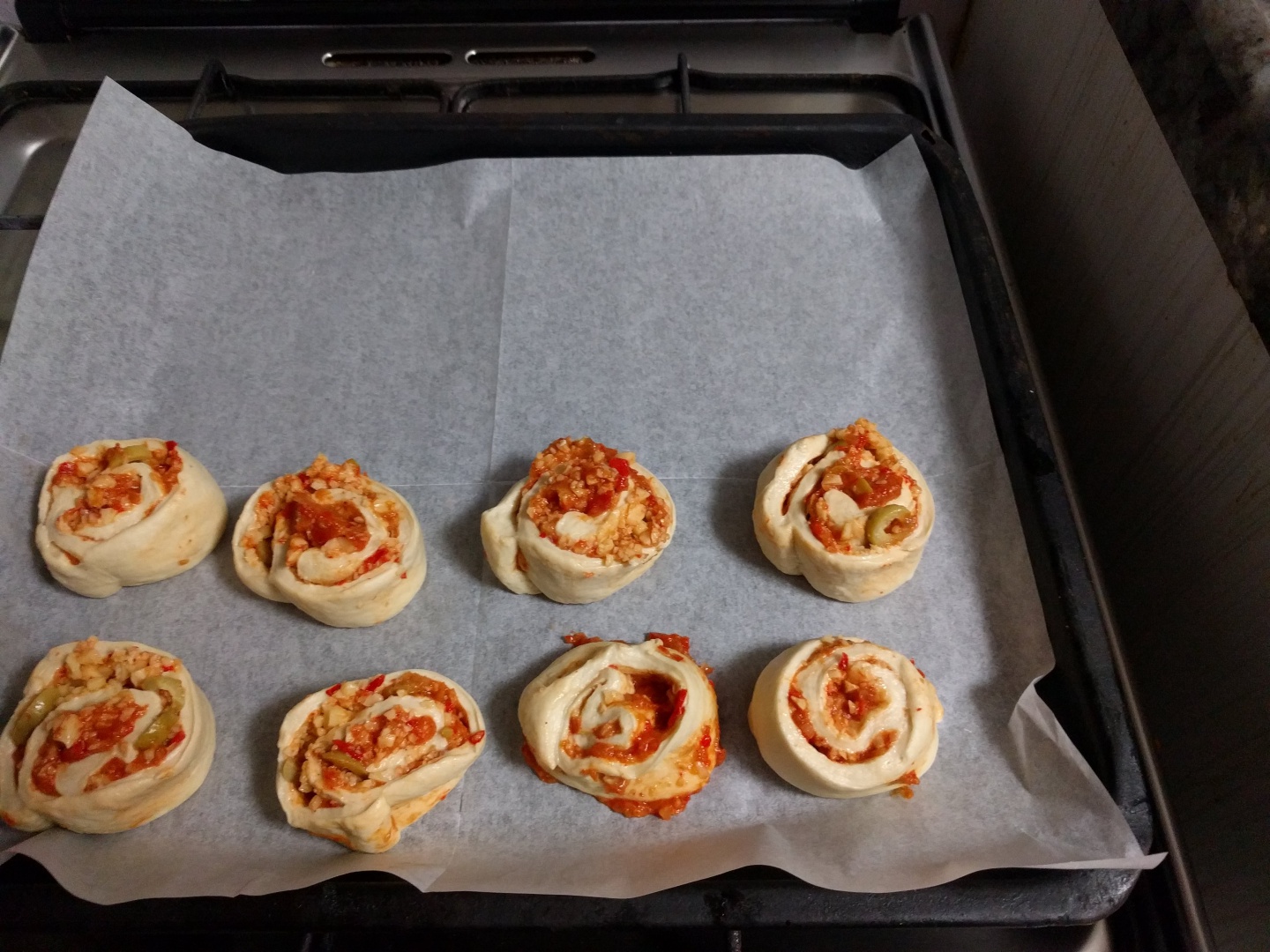 Rulouri de pita cu zacusca si branza galbena