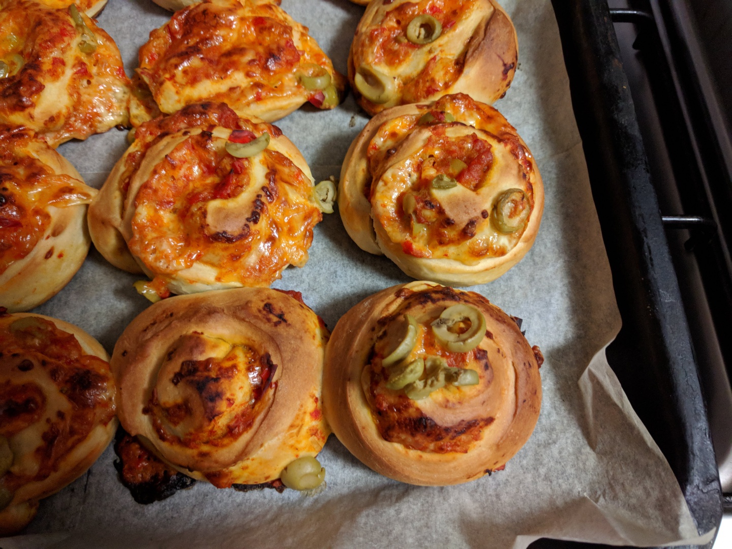 Rulouri de pita cu zacusca si branza galbena