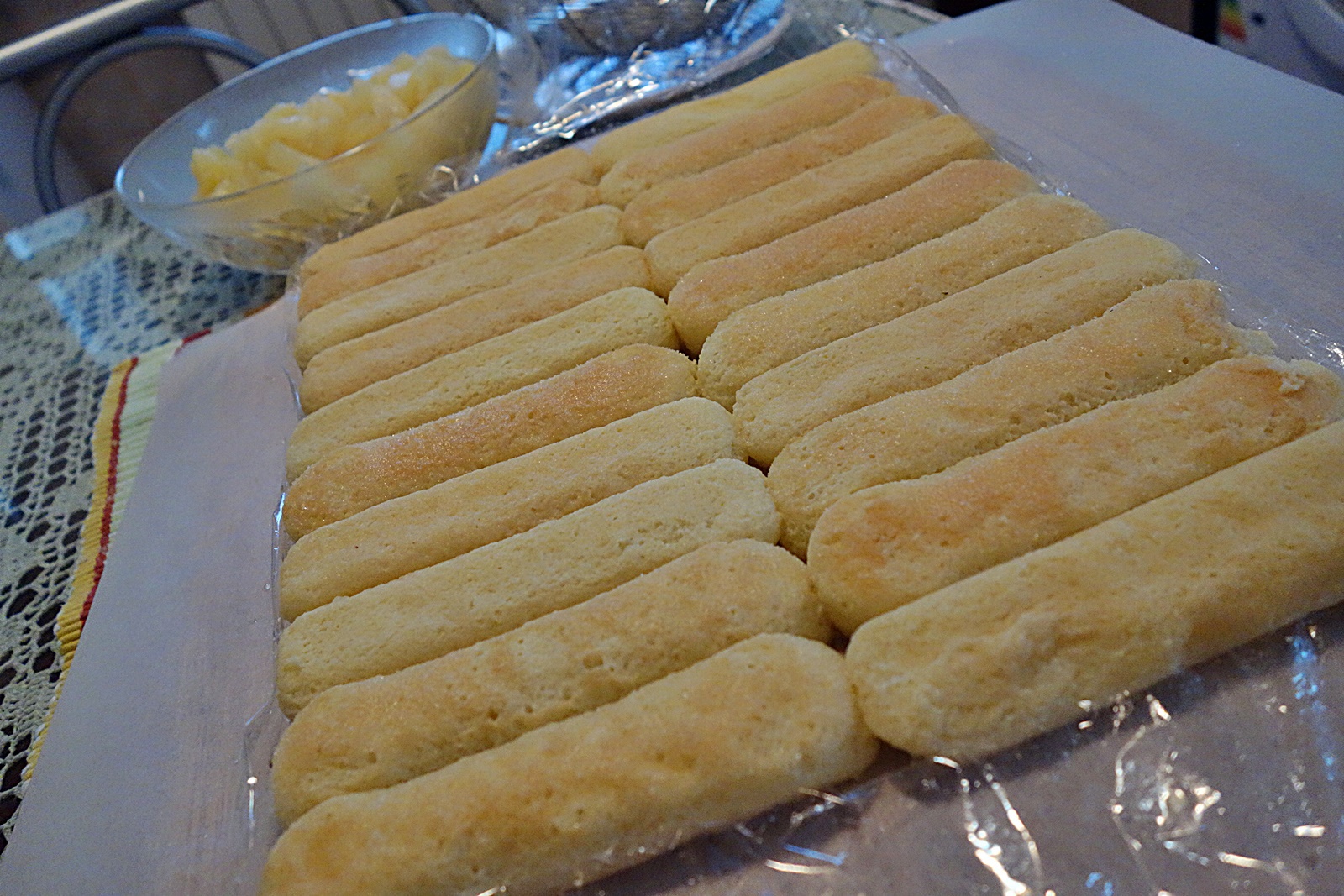 Rulada cu blat din piscoturi in manta de ciocolata alba