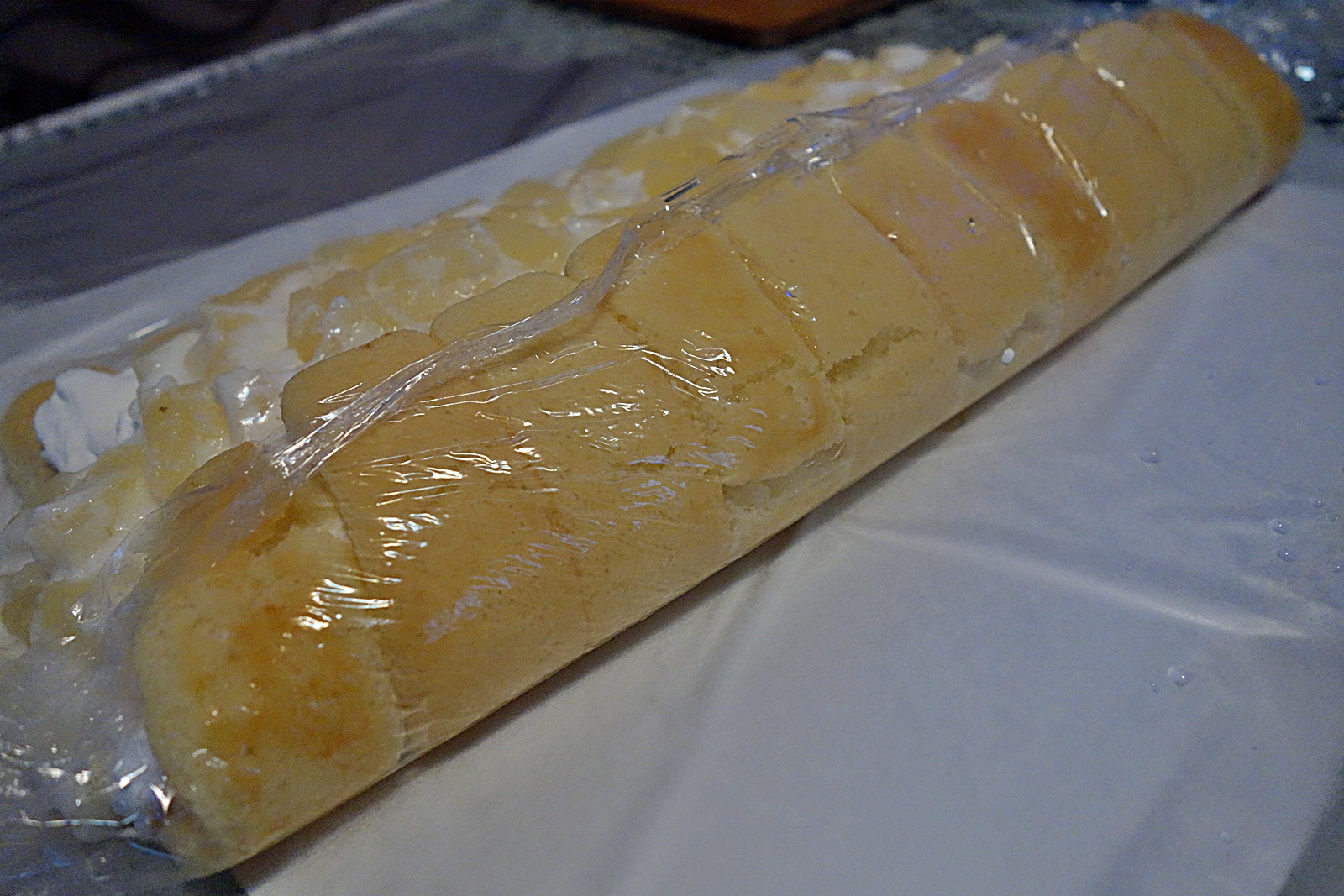 Rulada cu blat din piscoturi in manta de ciocolata alba