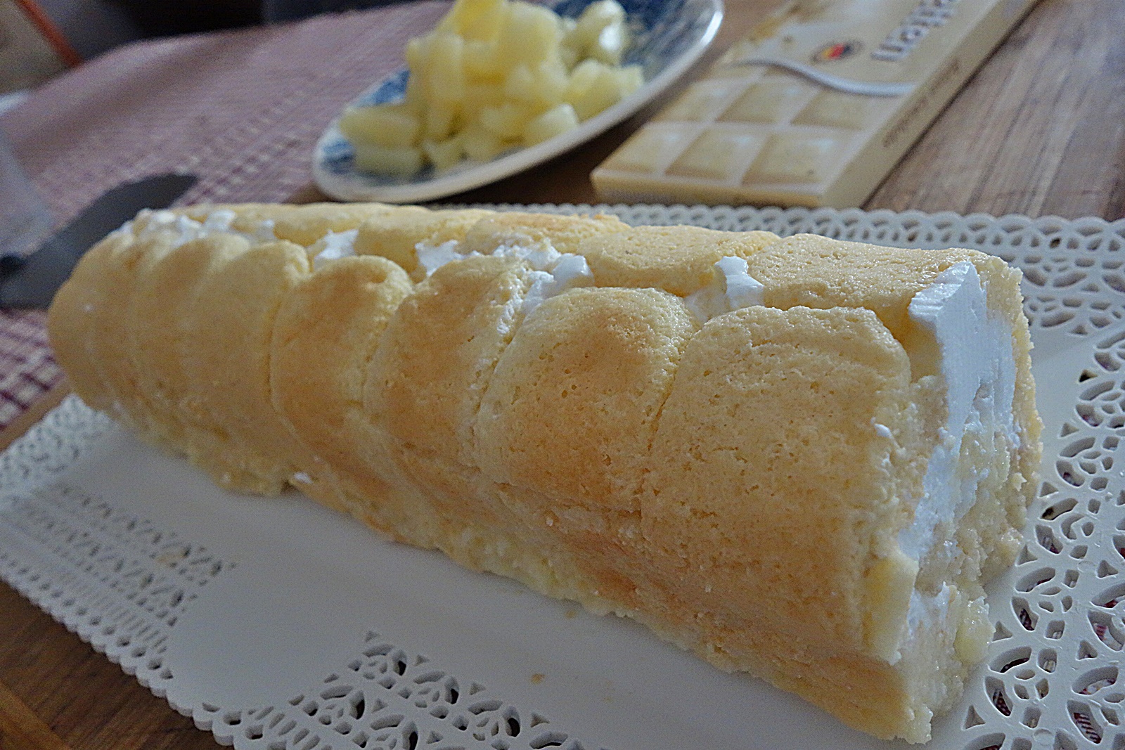 Rulada cu blat din piscoturi in manta de ciocolata alba