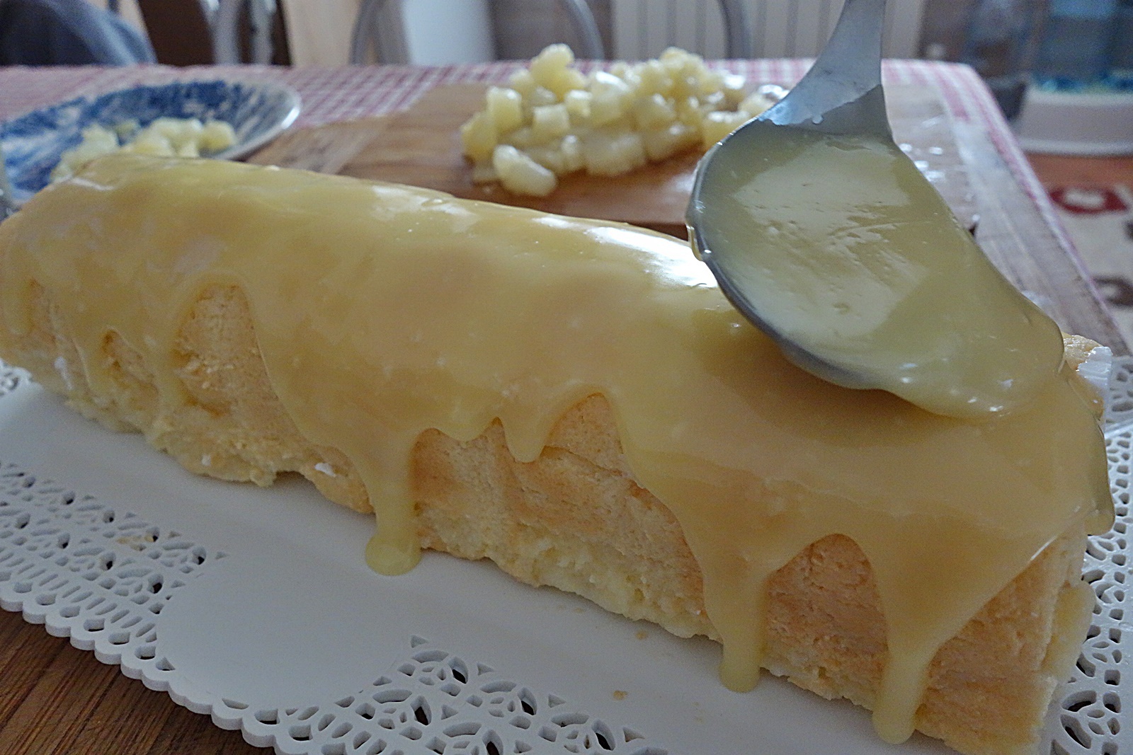 Rulada cu blat din piscoturi in manta de ciocolata alba