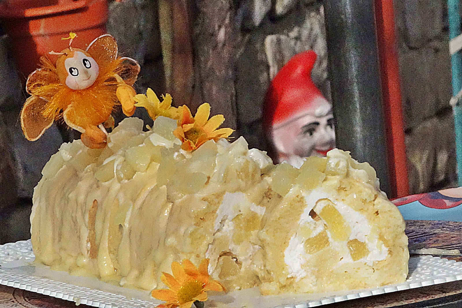 Rulada cu blat din piscoturi in manta de ciocolata alba