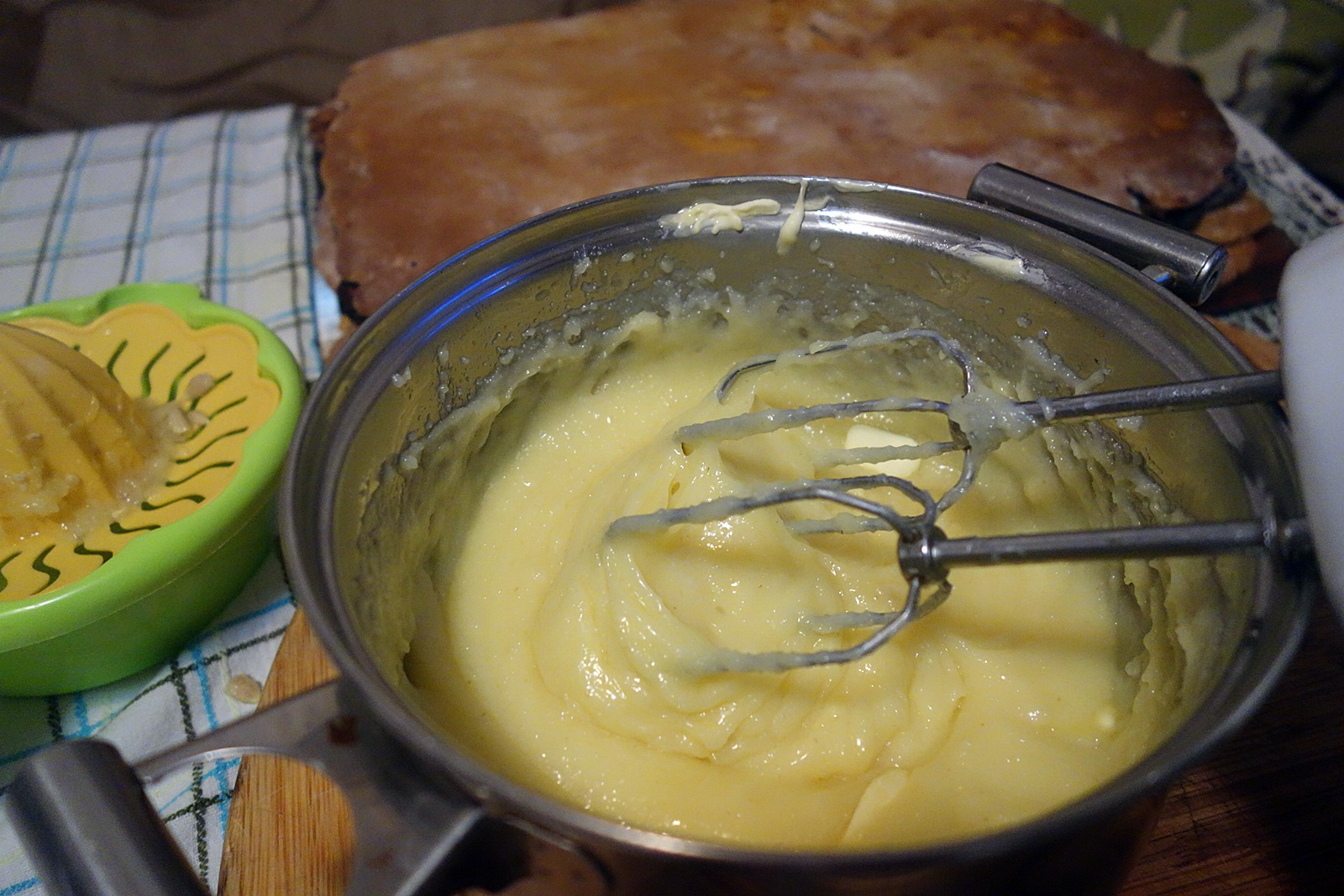 Prajitura cu foi din miere si crema de gris cu lamaie