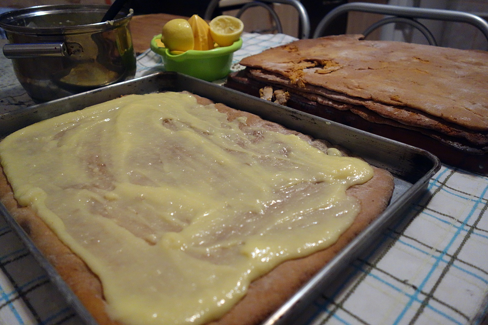 Prajitura cu foi din miere si crema de gris cu lamaie