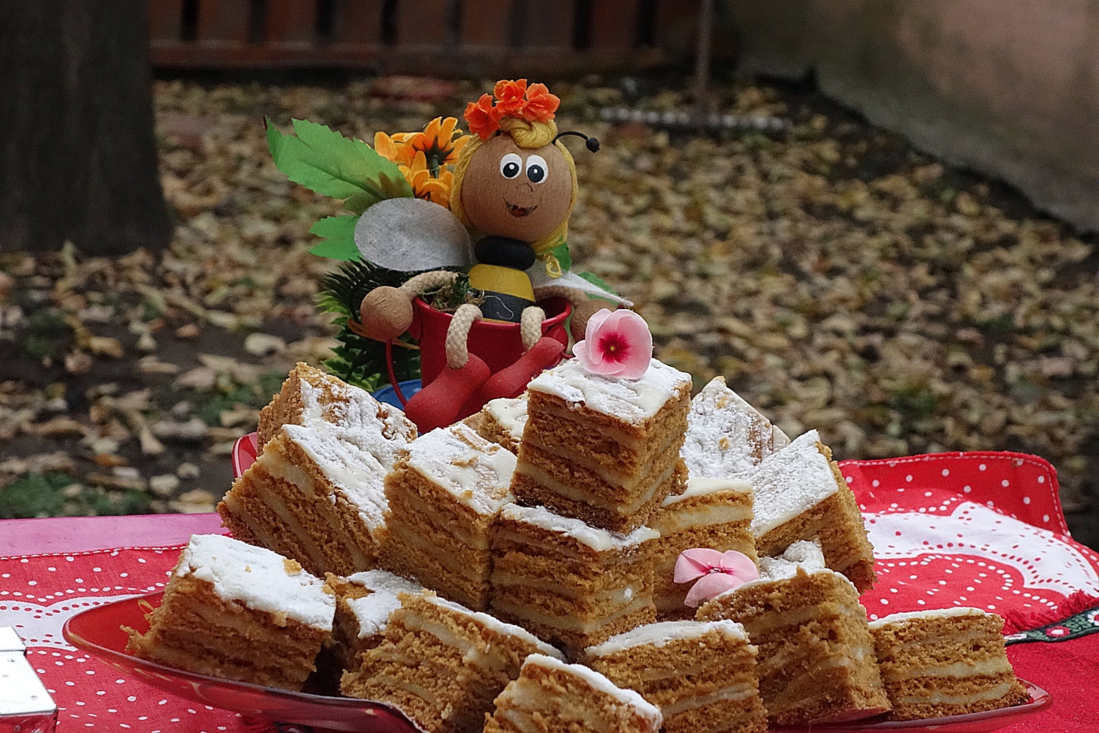 Prajitura cu foi din miere si crema de gris cu lamaie