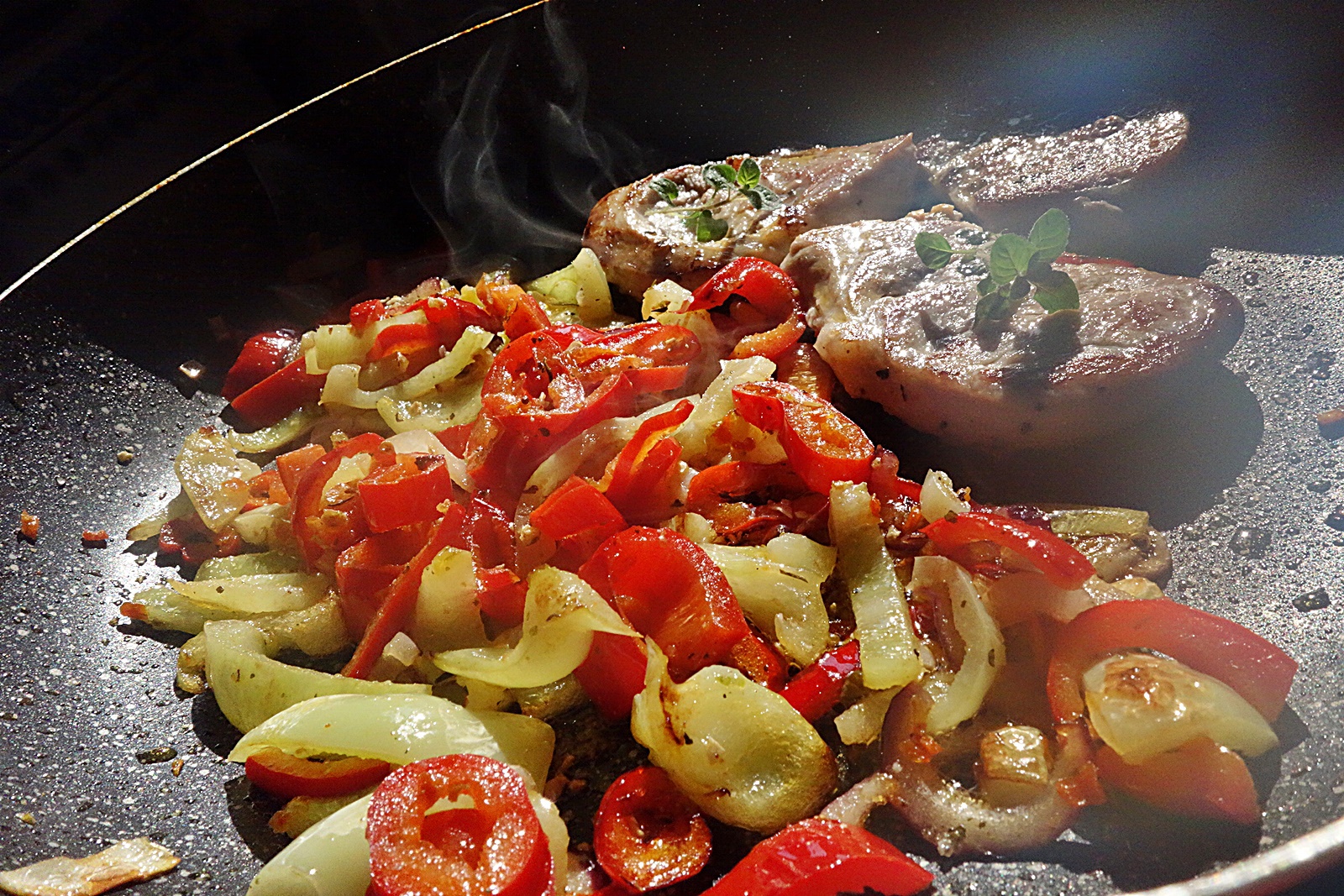 Turtite din cartofi cu legume sotate si muschiulet de porc