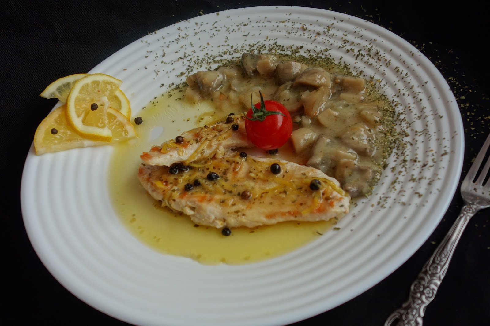 Pui in sos butter lemon cu sote de ciuperci