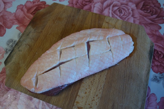 Piept de rata cu sos de zmeura si pere in vin alb