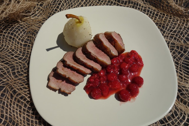 Piept de rata cu sos de zmeura si pere in vin alb