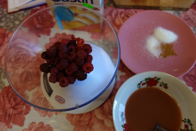 Piept de rata cu sos de zmeura si pere in vin alb