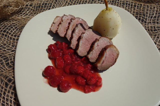 Piept de rata cu sos de zmeura si pere in vin alb