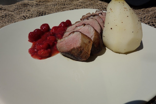 Piept de rata cu sos de zmeura si pere in vin alb