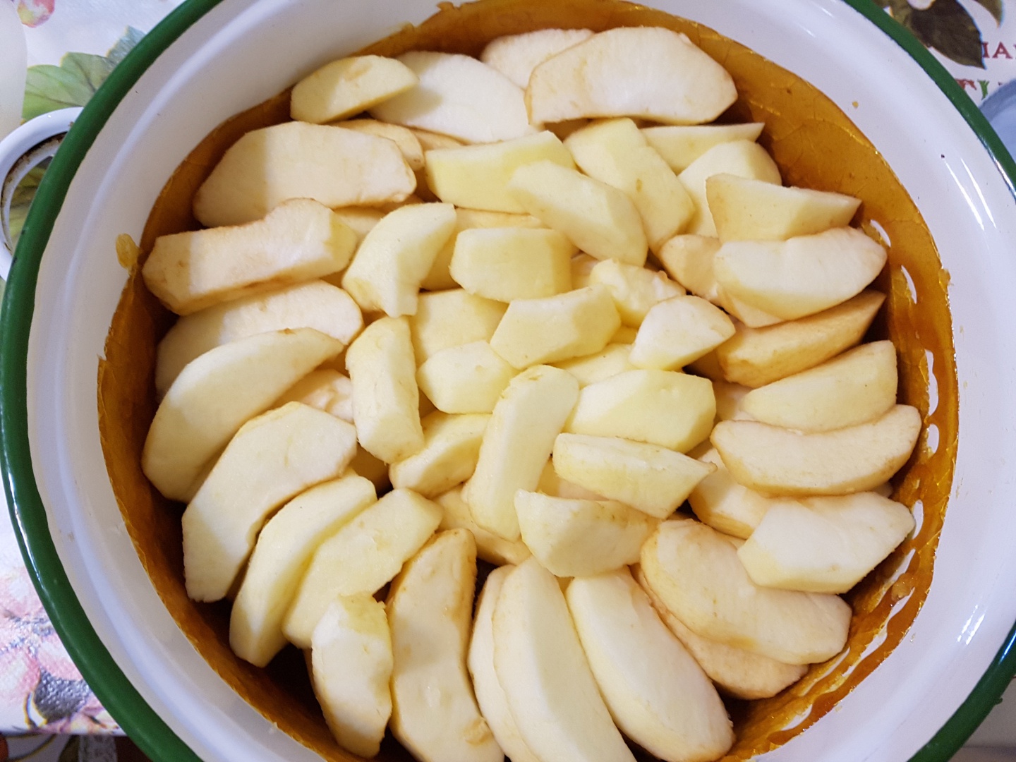 Tarta cu mere caramelizate si frisca