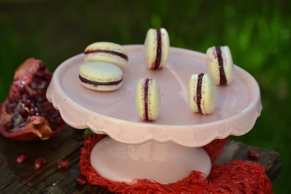 Macarons cu jeleu de rodie