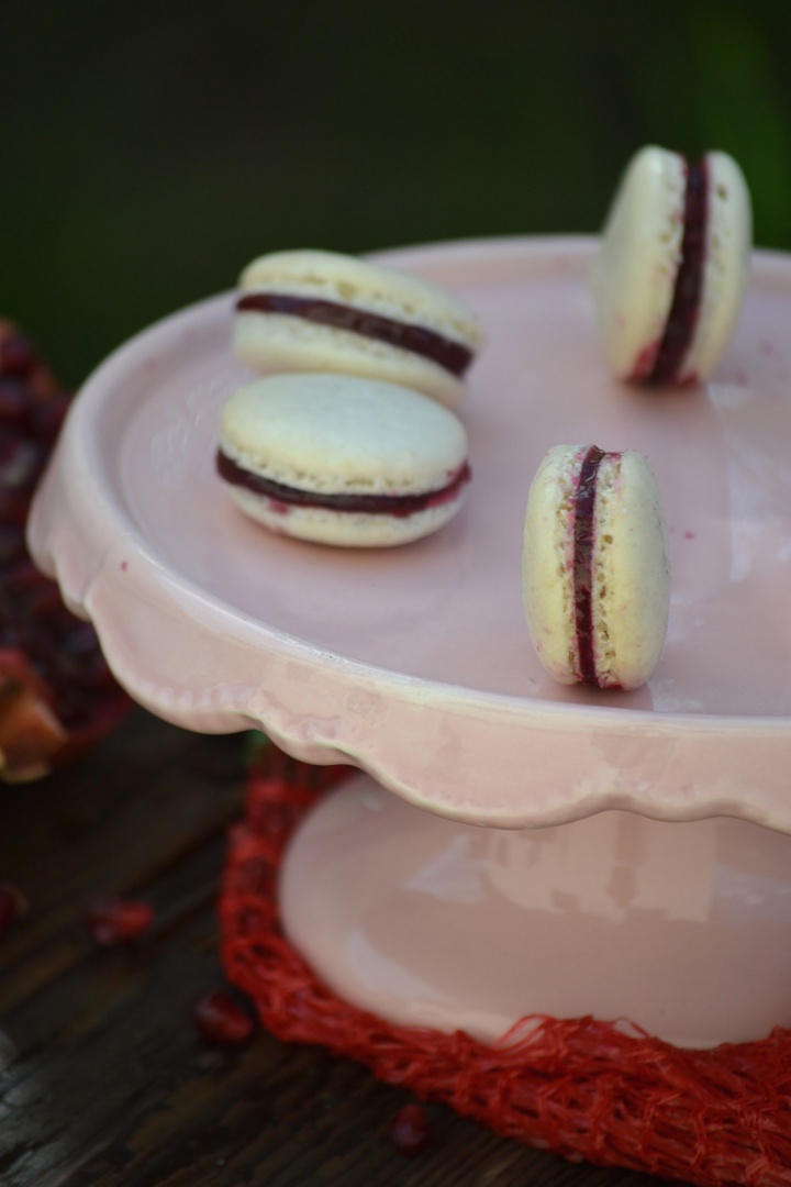Macarons cu jeleu de rodie
