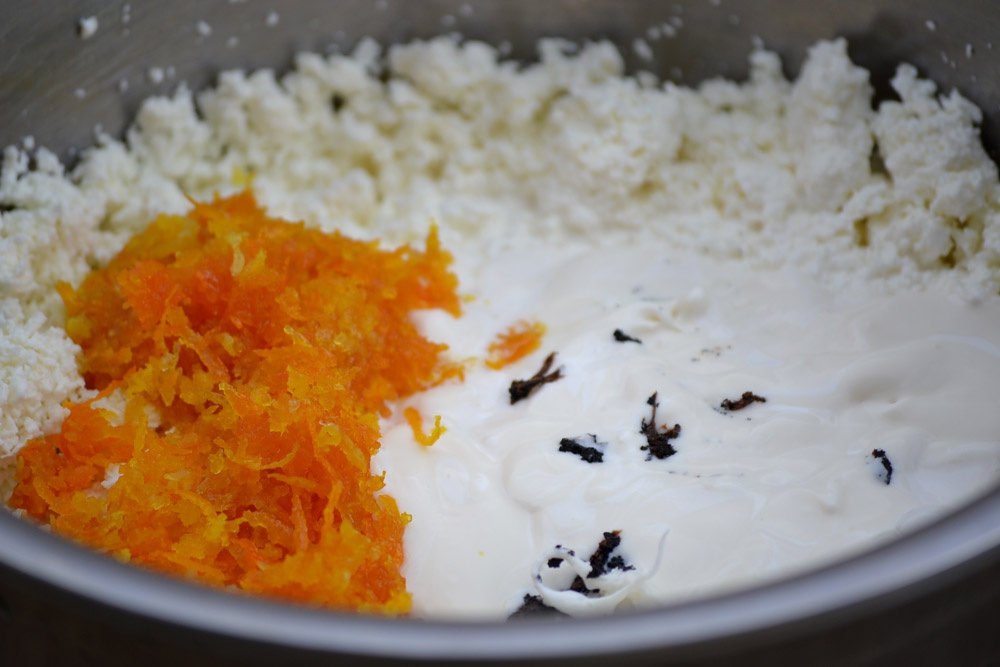 Prajitura cu branza, rubarba si pere rosii