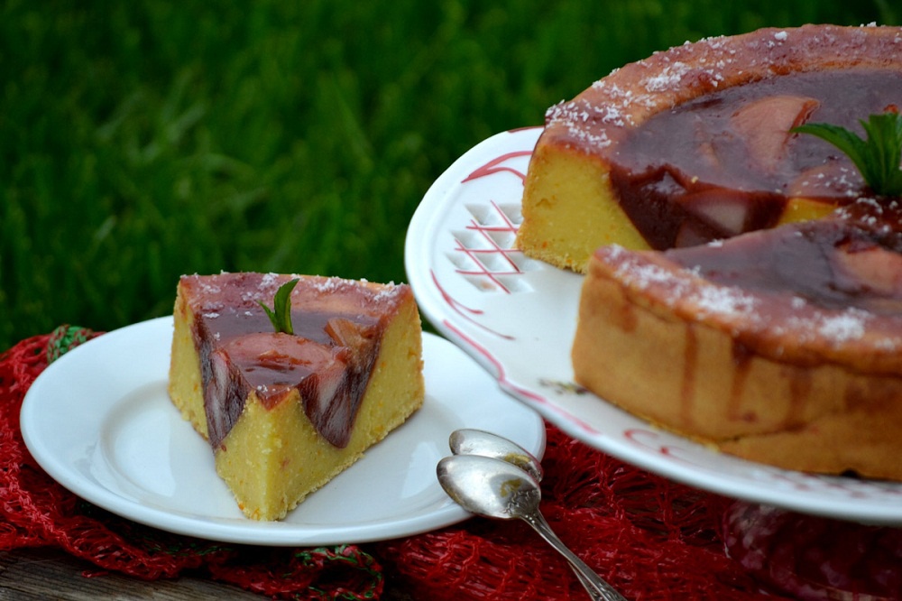 Prajitura cu branza, rubarba si pere rosii