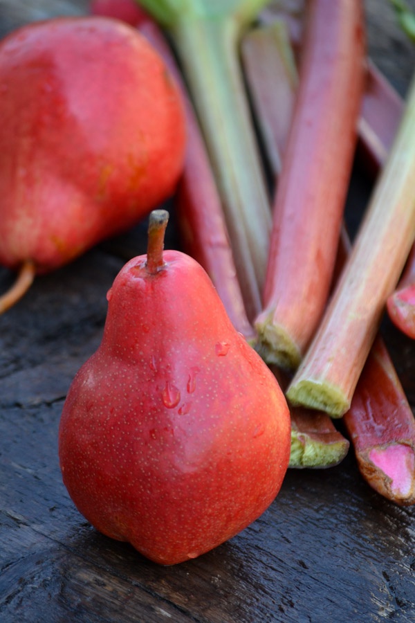 Prajitura cu branza, rubarba si pere rosii