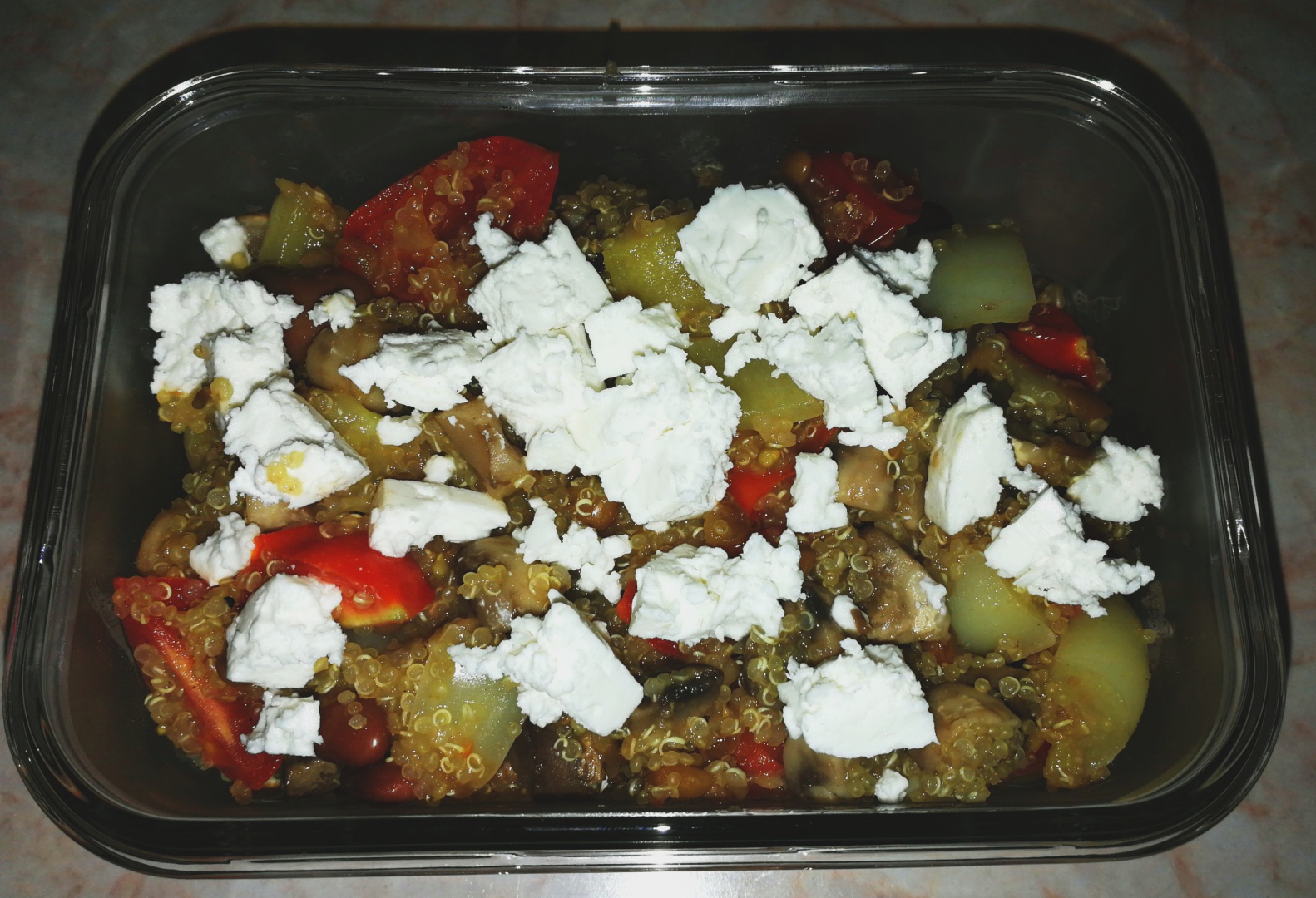 Salata vegetariana de quinoa cu fasole rosie, linte si branza feta