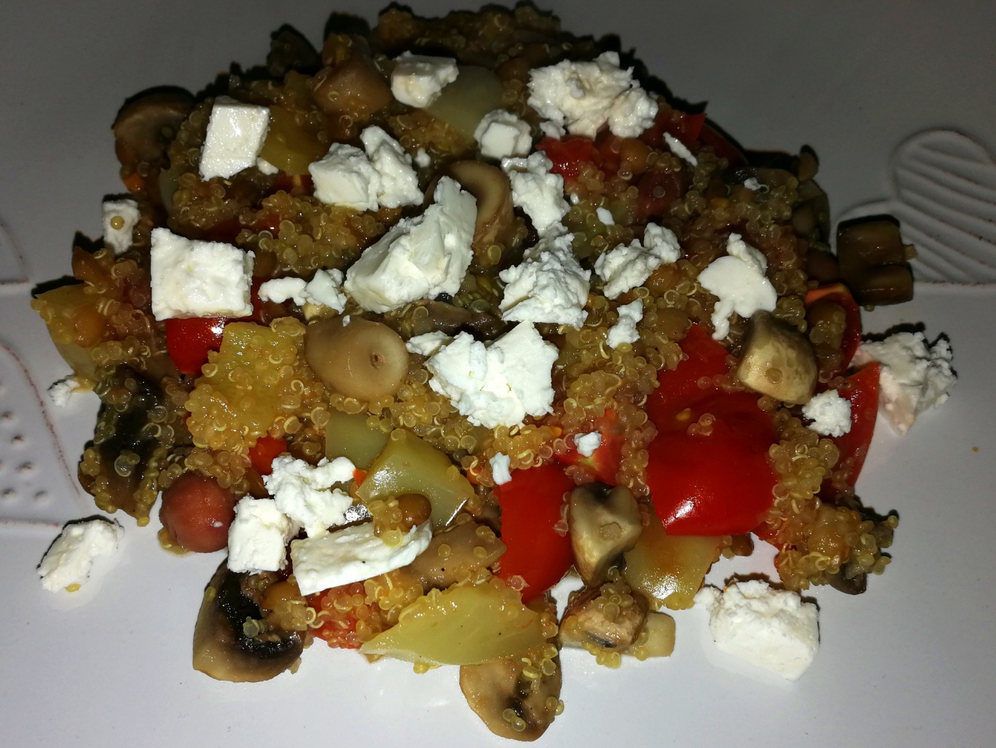 Salata vegetariana de quinoa cu fasole rosie, linte si branza feta