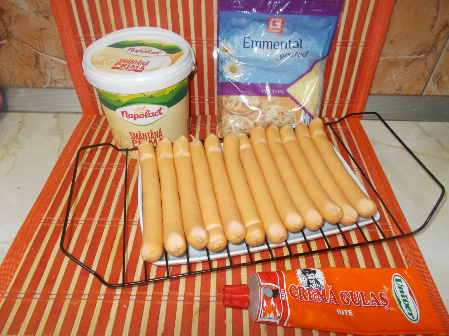 Crenvursti la cuptor cu smantana si cascaval