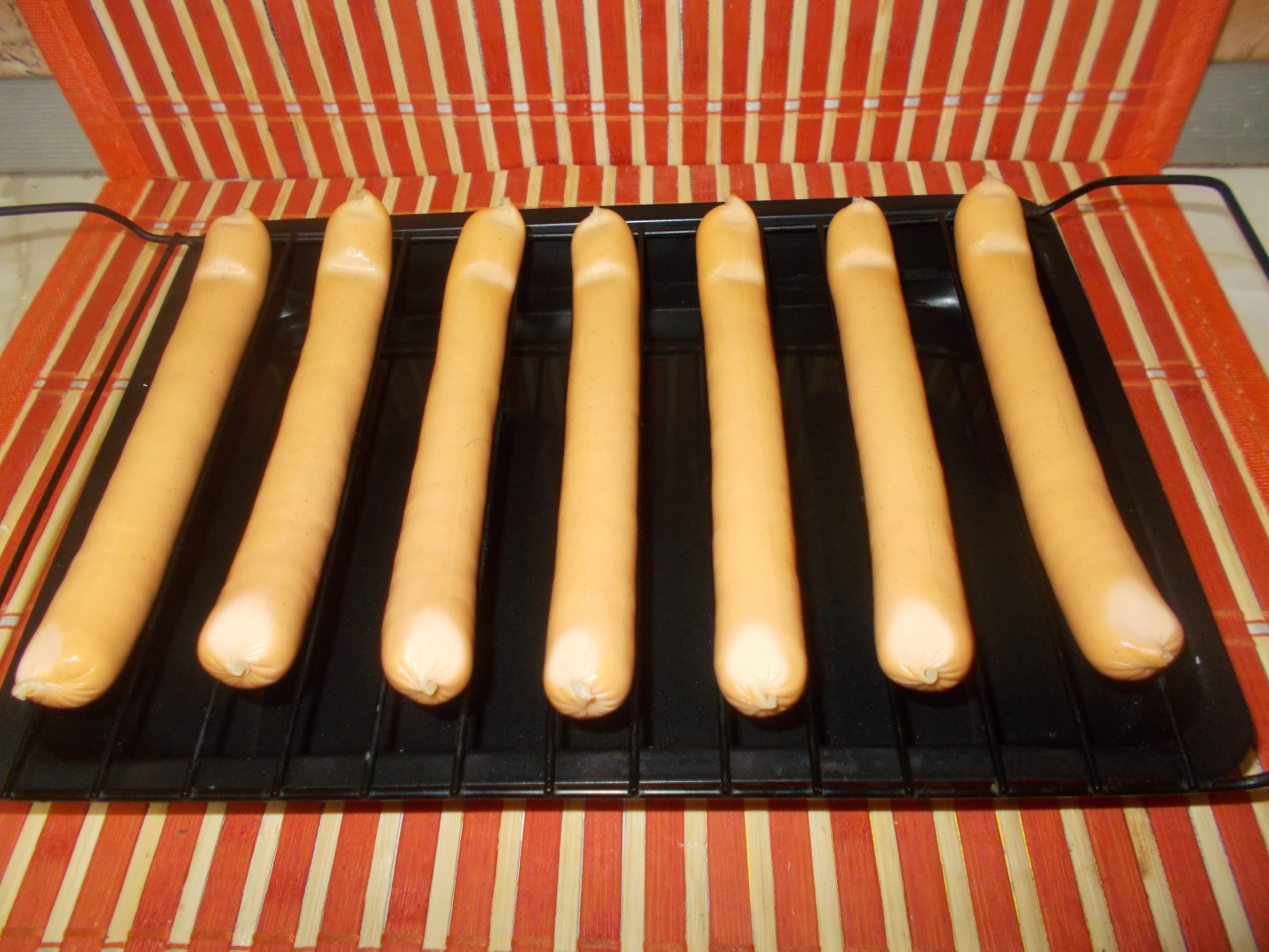 Crenvursti la cuptor cu smantana si cascaval