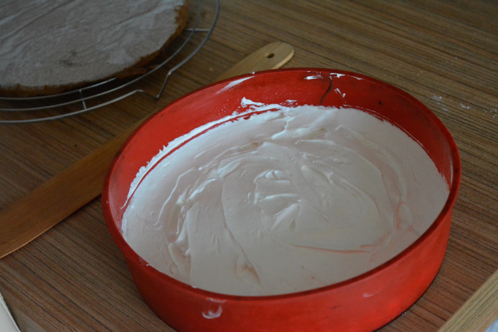 Tort cu bezea si capsuni