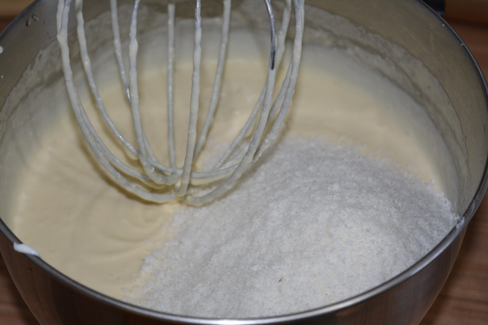 Pasca cu branza, fulgi de cocos si fructe confiate