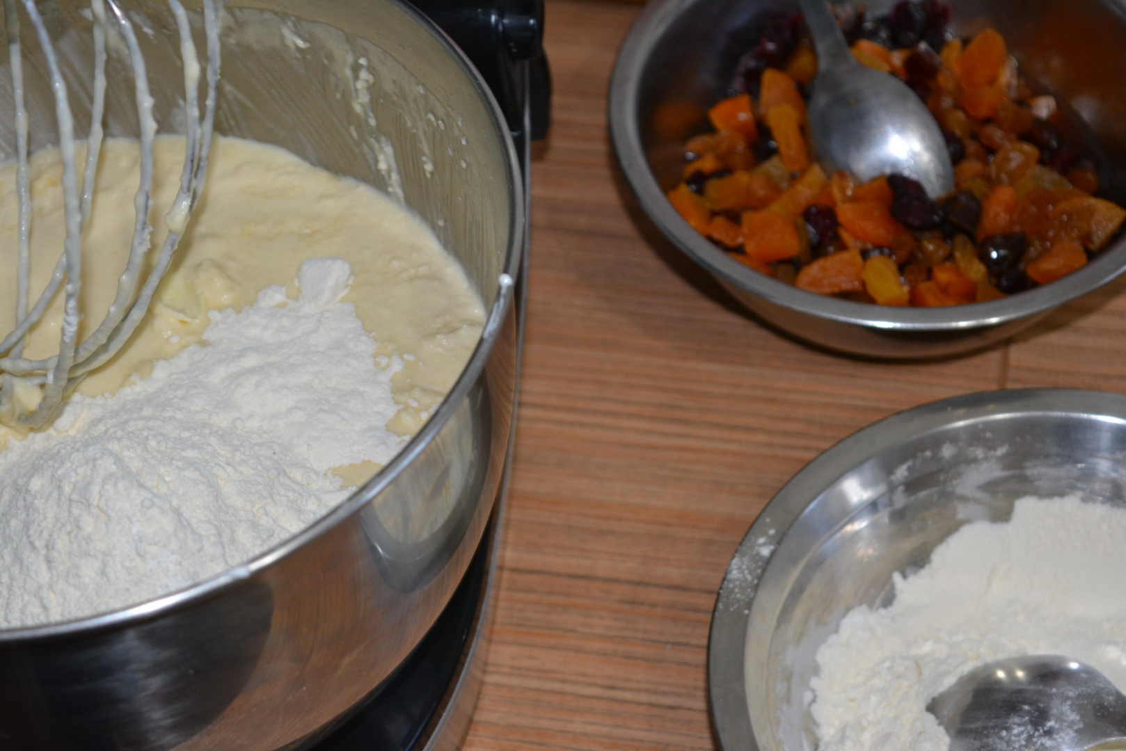 Pasca cu branza, fulgi de cocos si fructe confiate