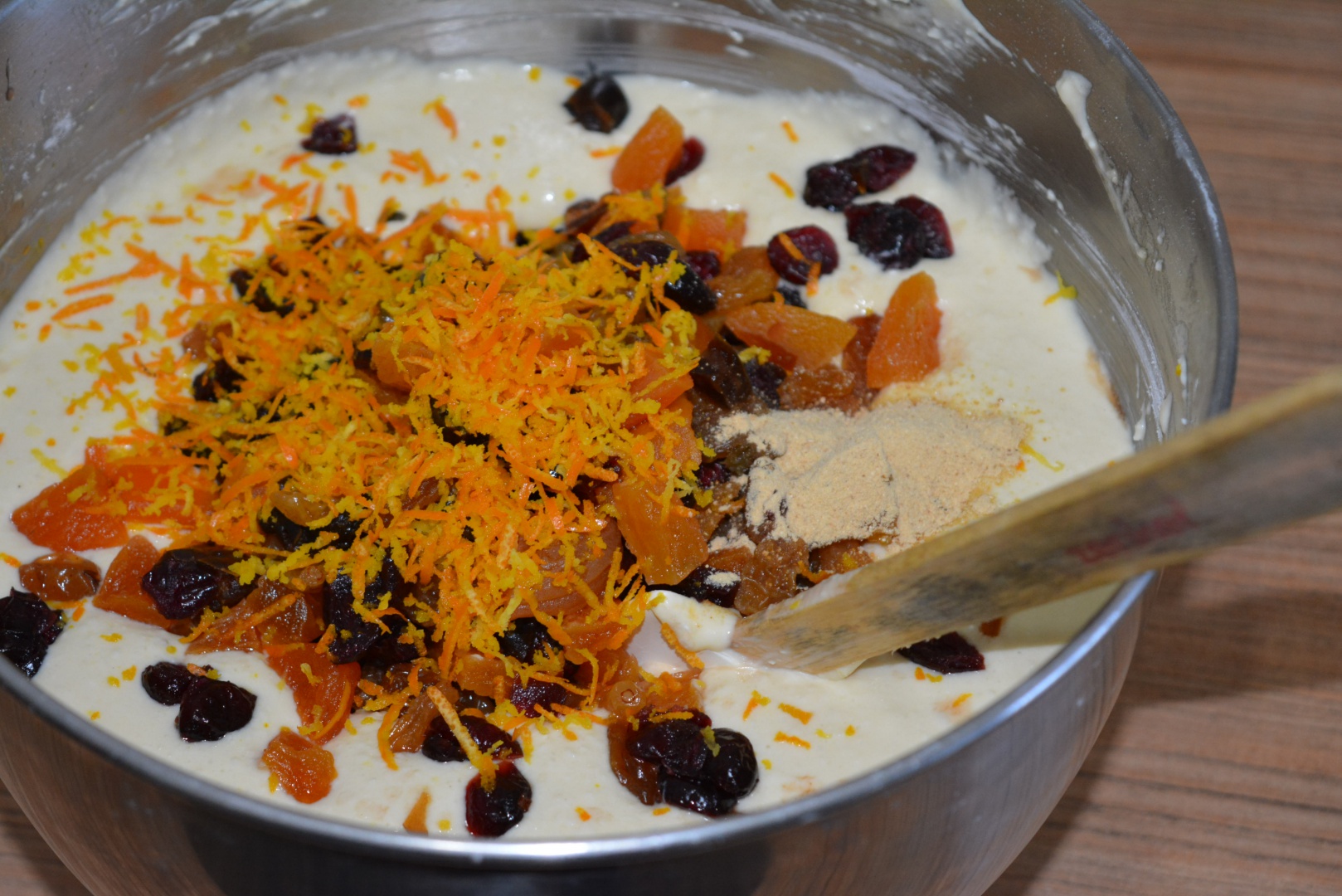 Pasca cu branza, fulgi de cocos si fructe confiate