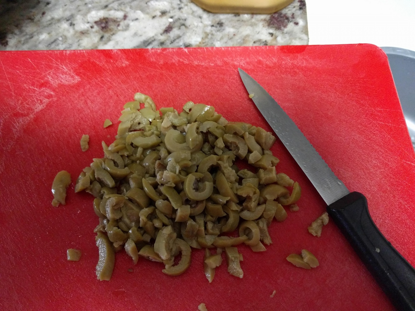 Pateuri cu branza vegana si masline verzi