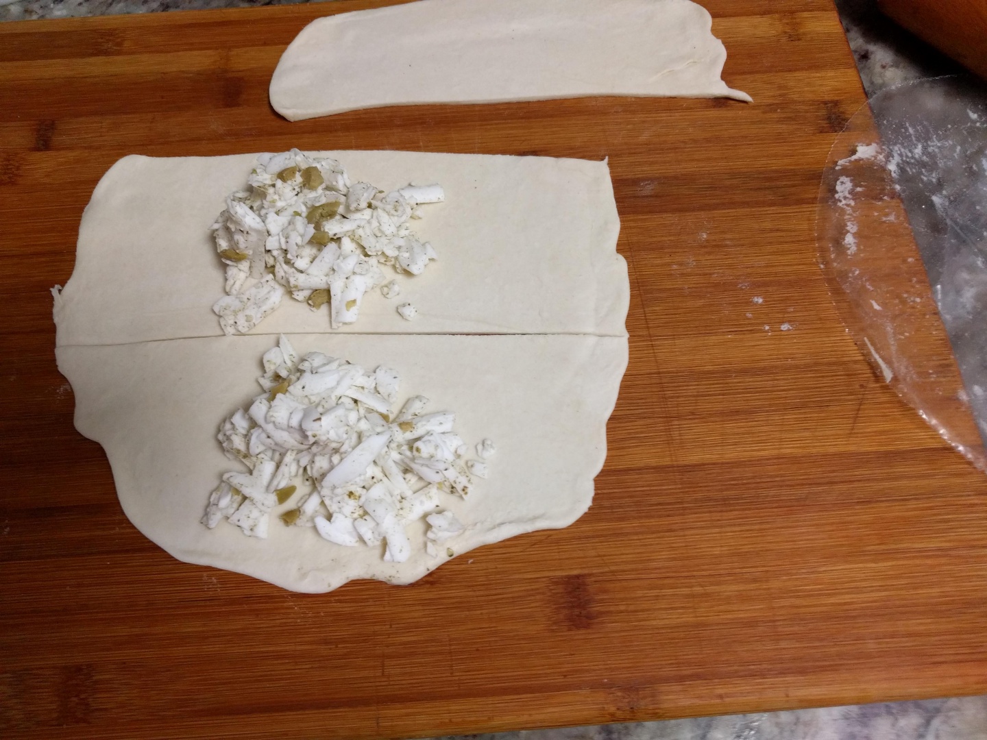 Pateuri cu branza vegana si masline verzi