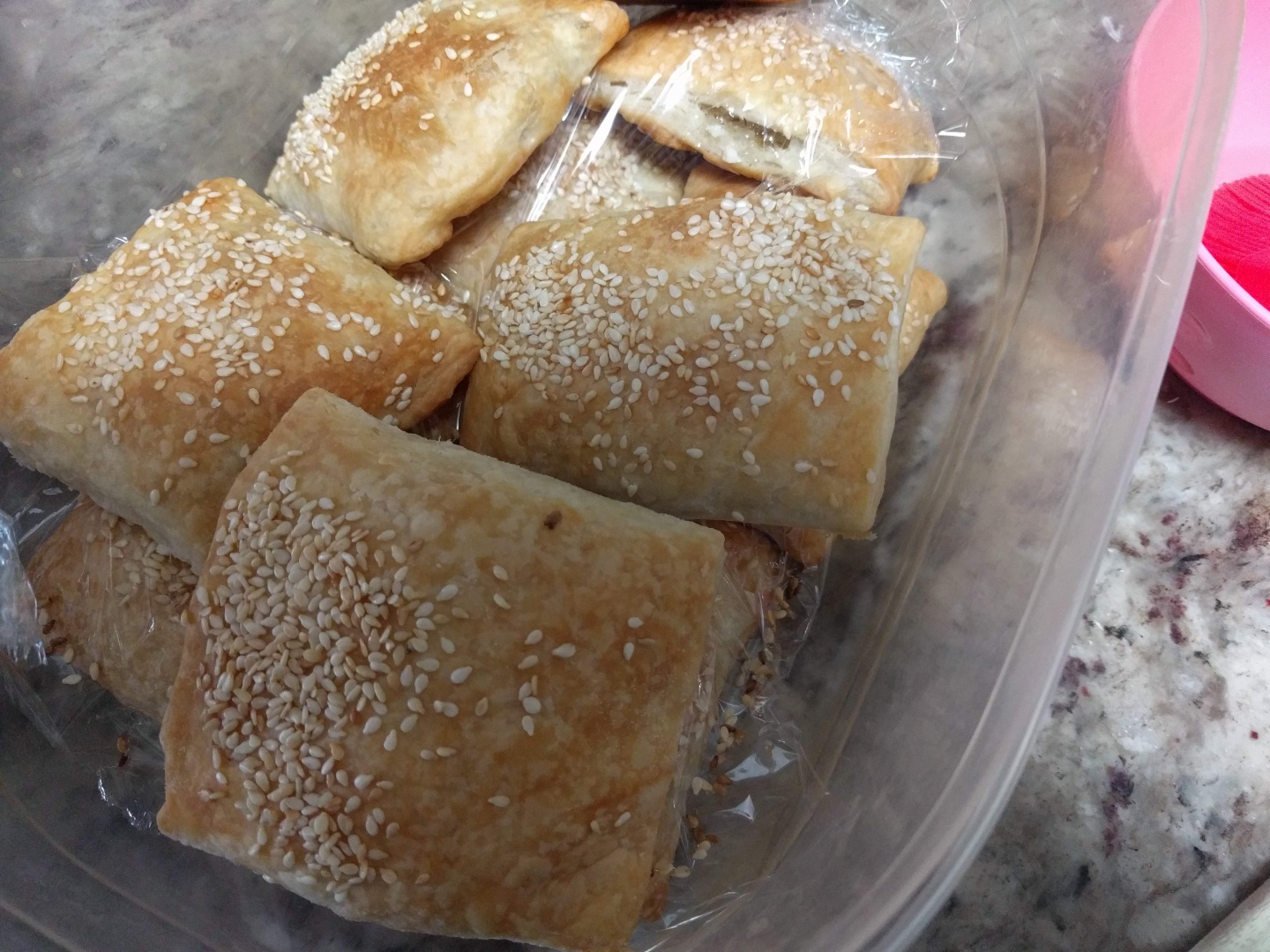 Pateuri cu branza vegana si masline verzi