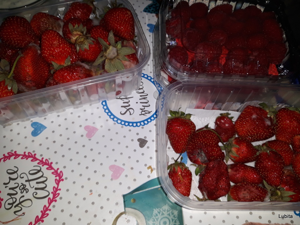 Dulceata cu rubarba zmeura si capsune