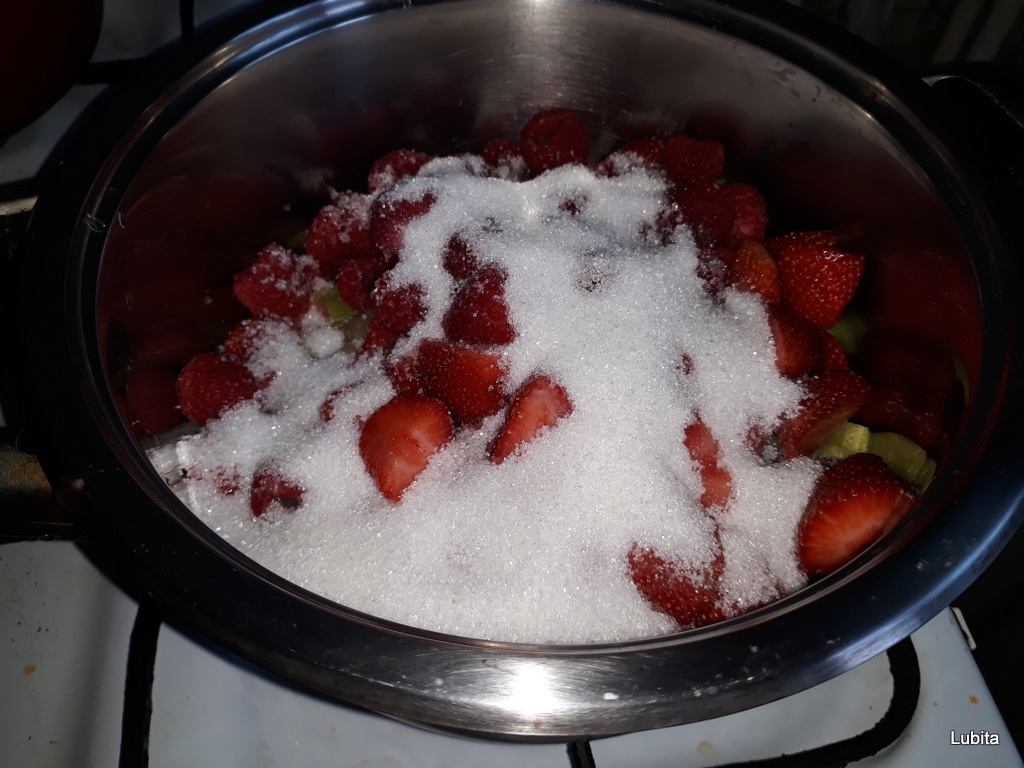 Dulceata cu rubarba zmeura si capsune