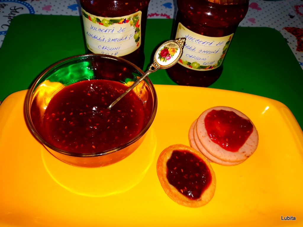 Dulceata cu rubarba zmeura si capsune