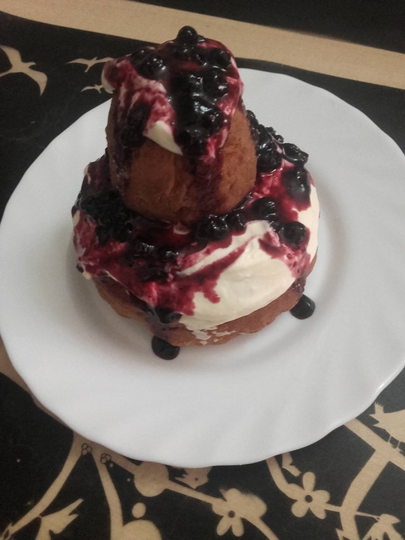 Papanasi cu dulceata de coacaze negre