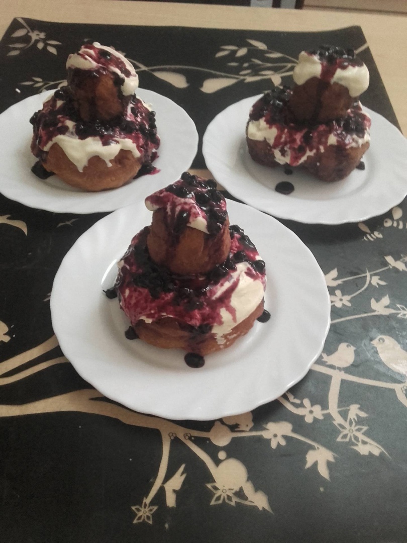 Papanasi cu dulceata de coacaze negre