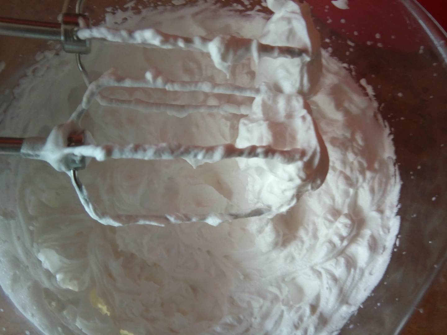 Tort racoritor cu crema de iaurt si piersici