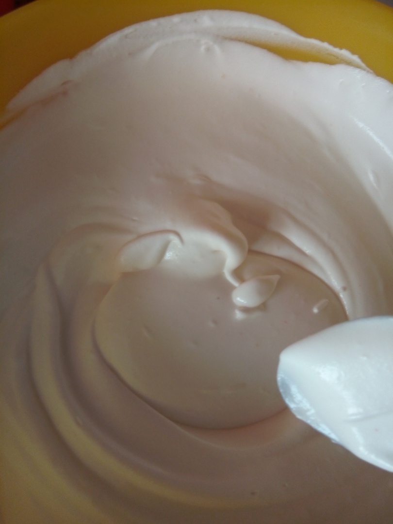 Tort racoritor cu crema de iaurt si piersici