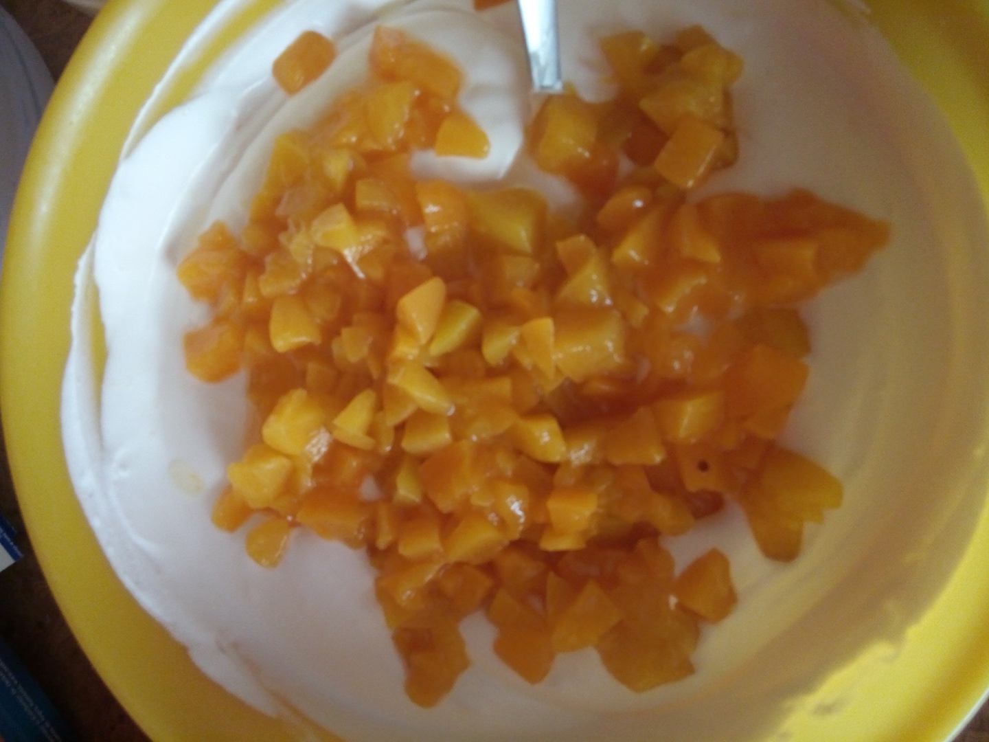 Tort racoritor cu crema de iaurt si piersici