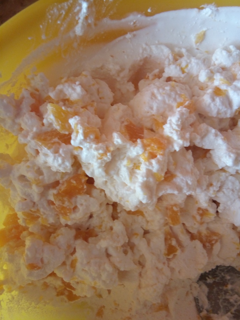 Tort racoritor cu crema de iaurt si piersici